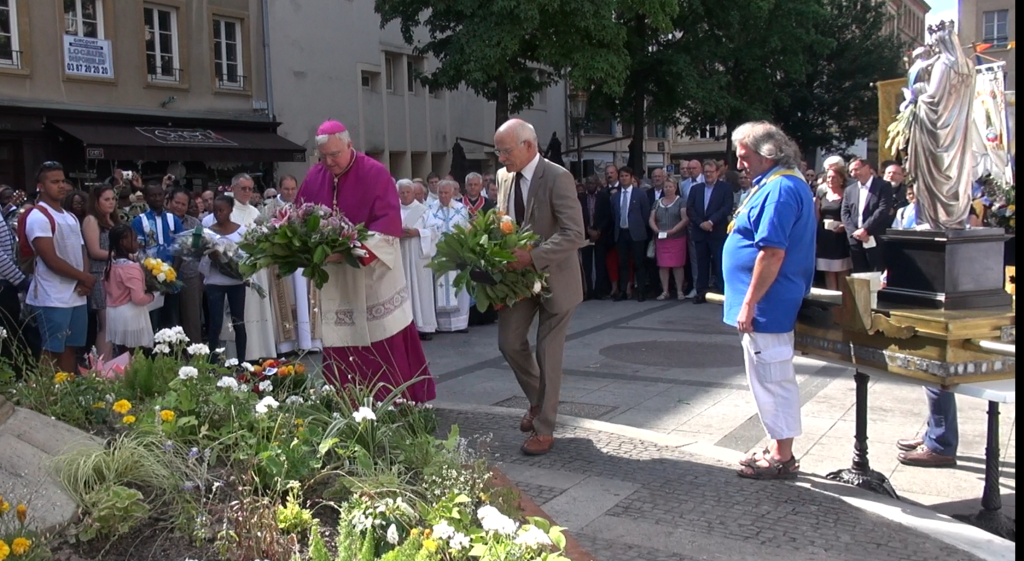 Mgr Lagleize + Dominique Gros déposent une gerbe à la statue de Marie le 15 août 2016