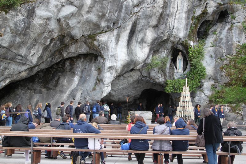 Après une nuit de voyage jusqu'à Lourdes, les 450 jeunes et accompagnateurs ont débarqué sous un soleil radieux en début de journée, pour vivre leur première journée de pèlerinage sous le signe des merveilles que Dieu réalise dans la vie de Marie.