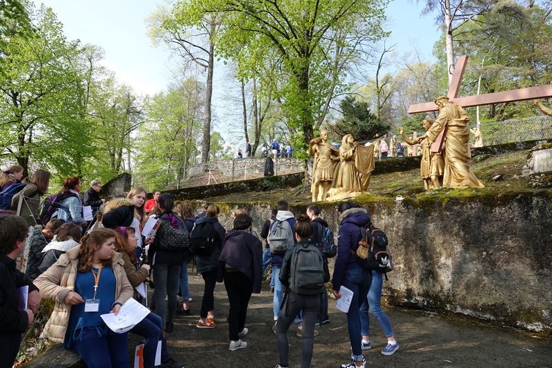 Cinquième et dernier jour du pèlerinage des jeunes à Lourdes, avec le chemin de croix, le bureau médical et la messe de clôture du pèlerinage. Une journée sous le signe des deux mains !