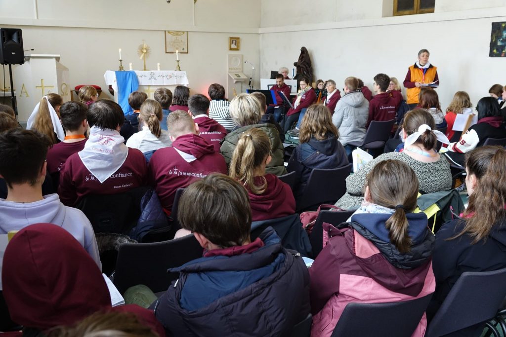 Jeudi 21 avril 2022, les jeunes de troisième et lycéens ont vécu leur troisième journée de pèlerinage à Lourdes.