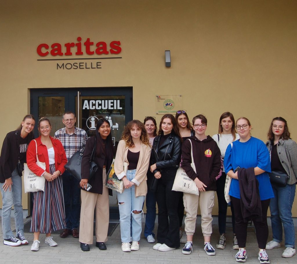 Mardi 18 octobre 2022, onze étudiantes de l’Institut régional du travail social (IRTS) de Lorraine ont visité le nouveau vestiaire solidaire de Caritas Moselle et découvert les activités de notre association caritative.