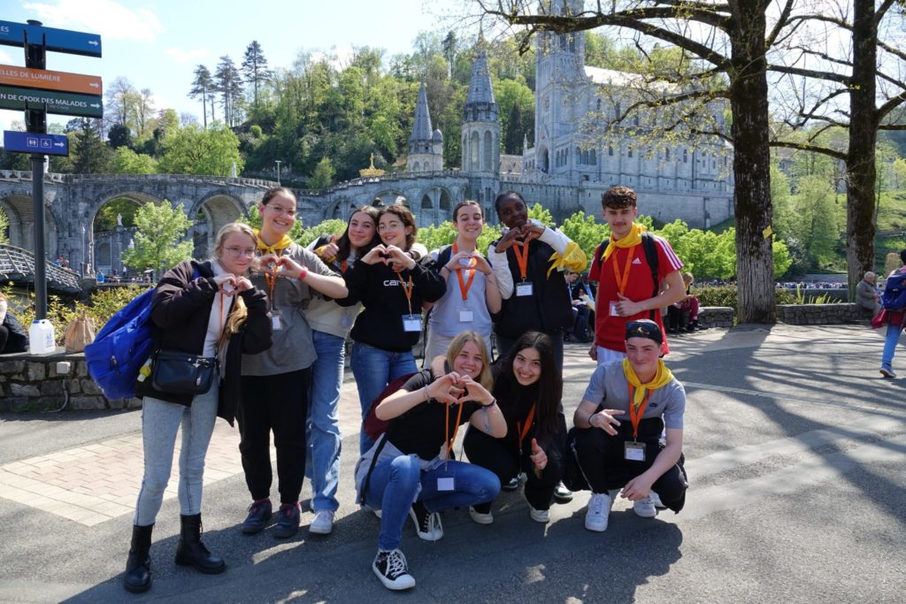 Du 17 au 21 avril 2023, plus de 300 jeunes de Moselle ont vécu un très beau pèlerinage à Lourdes. En revenant sur chacune des étapes de leur séjour dans la cité mariale, quatre pèlerines et Aurélie Durand, nous racontent ce qu'elles ont vécu.