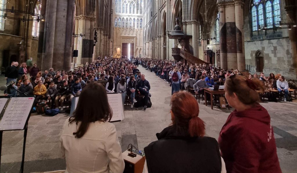 Samedi 13 mai 2023, le Frat'Day a réuni à la cathédrale Saint-Étienne plus de 600 jeunes de 12 à 30 ans venus de toute la Moselle.