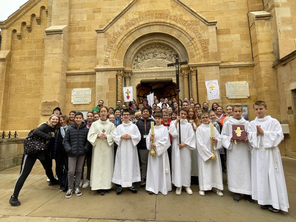 Du lundi 23 au vendredi 27 octobre, quarante-neuf jeunes de 5e et de 4e, accompagnés de leurs animateurs et de quelques prêtres, se sont rendus à Paray-le-Monial pour approfondir leurs connaissances de l'Esprit Saint.