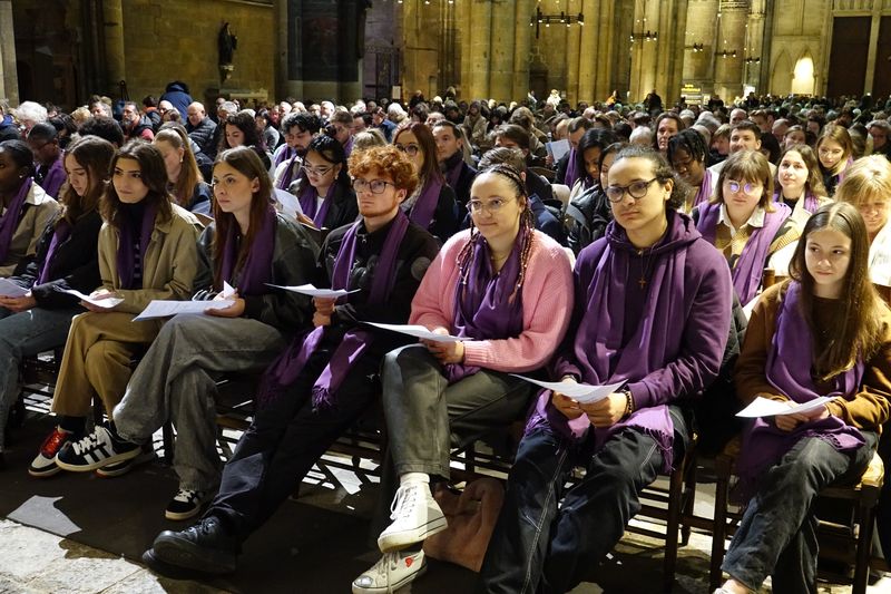 Dimanche 18 février 2024, soixante adultes et vingt-trois adolescents ont vécu la célébration de l'appel décisif en la cathédrale Saint-Étienne de Metz.